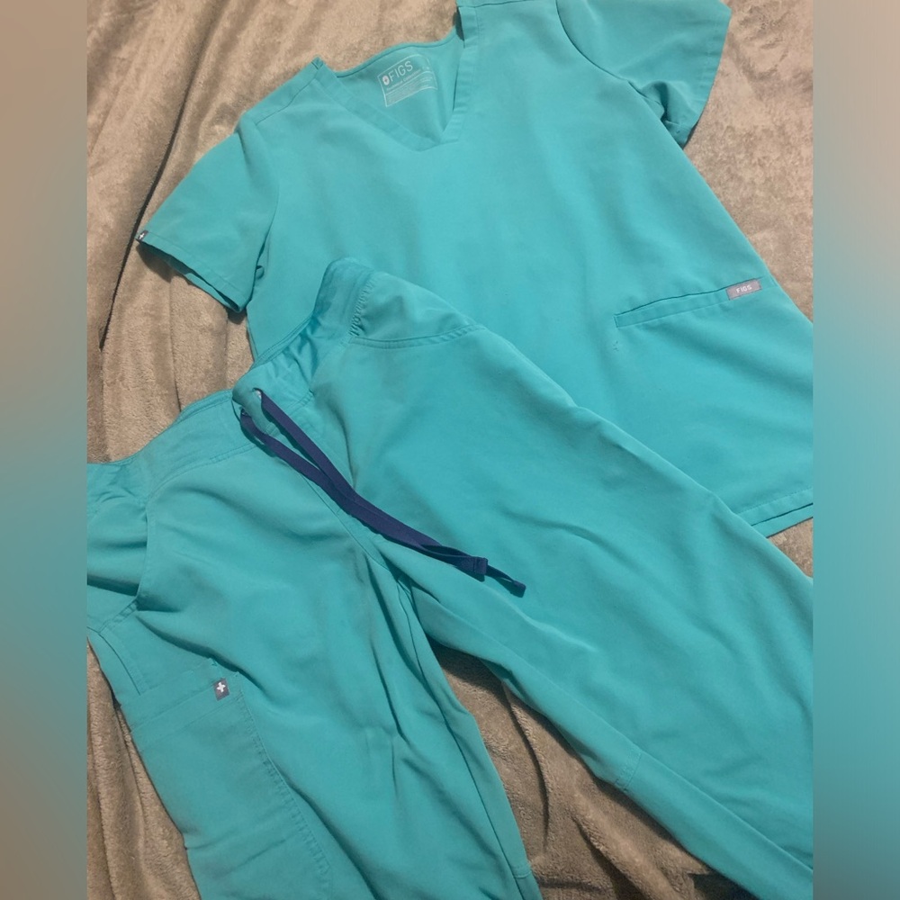 FIGS scrub set. Size medium top/medium petite pants. Color mint green/sea green